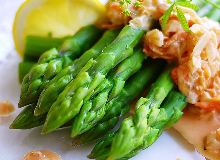 アスパラガスと桜えびのトマトクリームソース