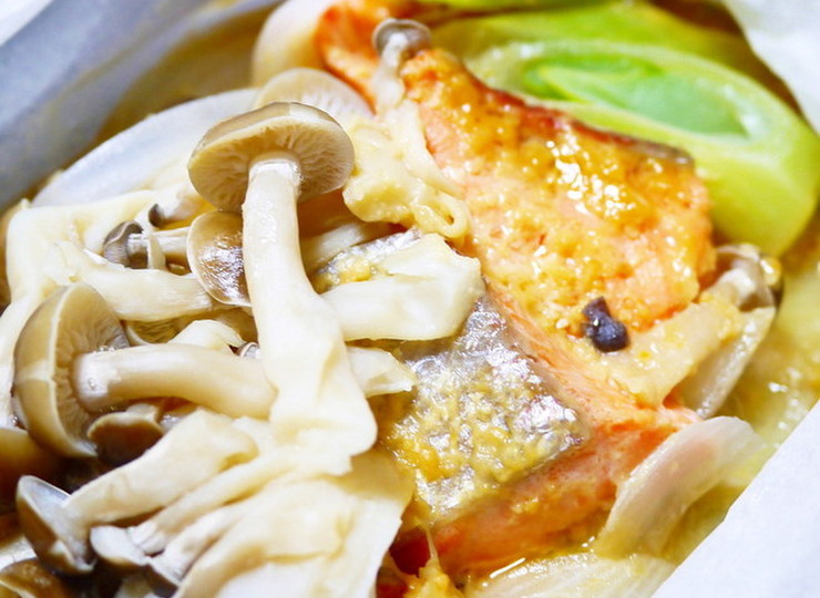 レンジで鮭と新玉ねぎの味噌マヨ蒸し