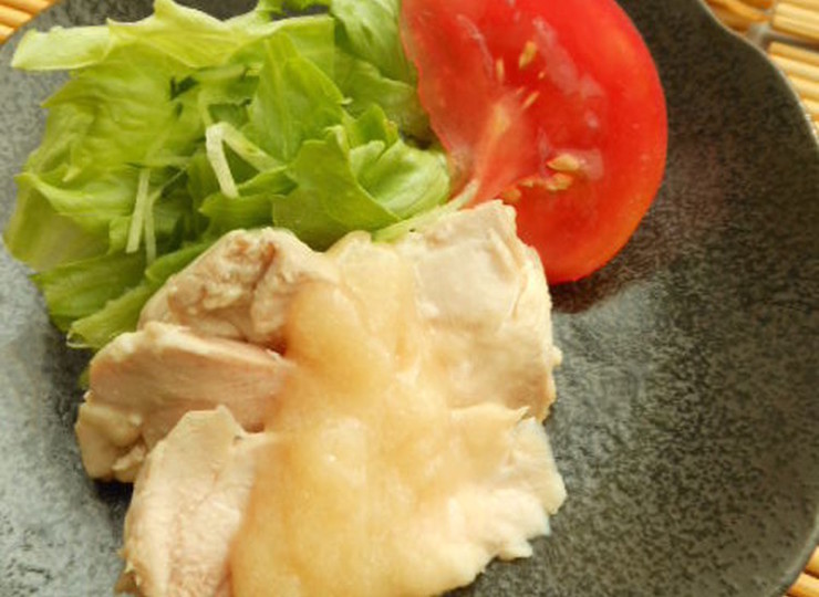 蒸し鶏の味噌かけ