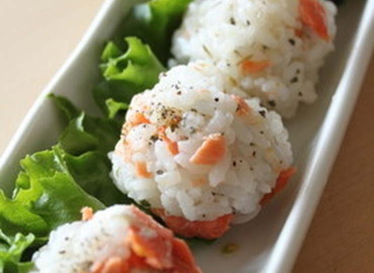 塩鮭とクリームチーズのバジルおにぎり