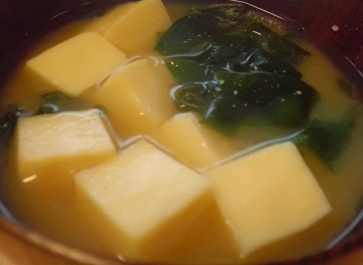 高野豆腐とわかめの味噌汁