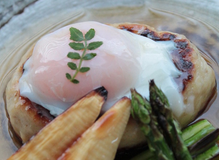 大きな鶏つくねと春野菜のグリル