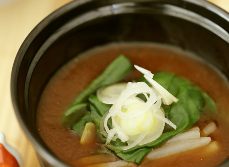 緑豆もやしとつるむらさきの赤味噌汁