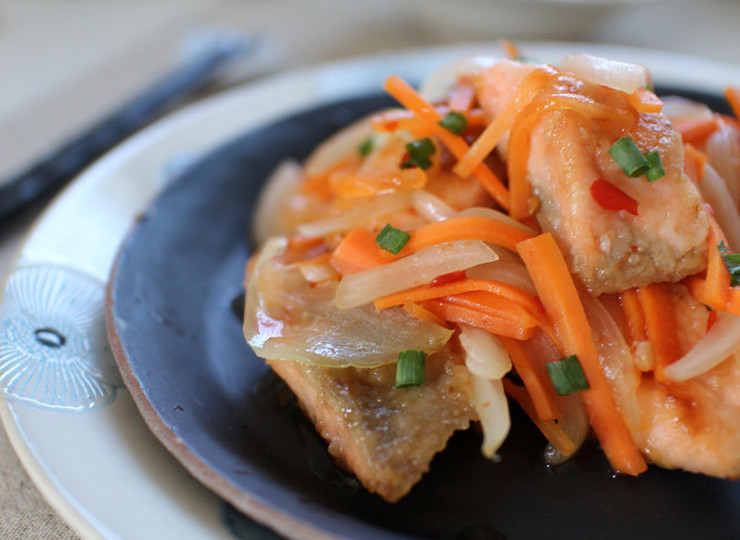 スイートチリソースで作る鮭の南蛮漬け