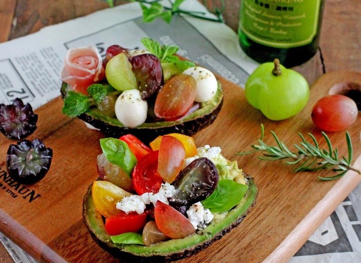 ぶどうのマリネのアボカドココット