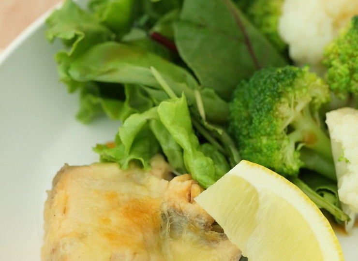 鮭水煮缶のチーズ焼き たっぷり野菜添え