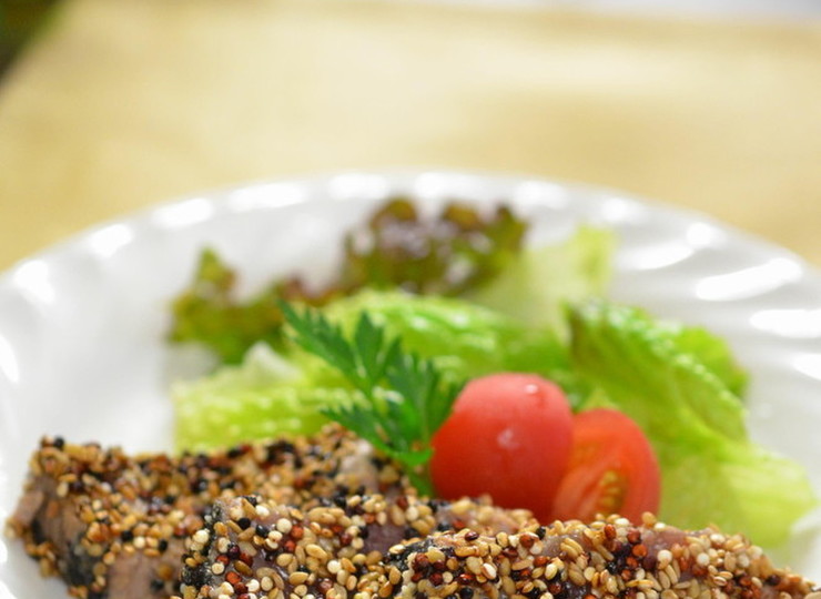 カリっと キヌア衣で鰹のレアステーキ