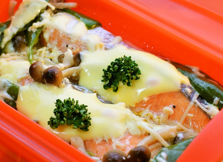 シリコンケースで鮭のマヨチーズ蒸し