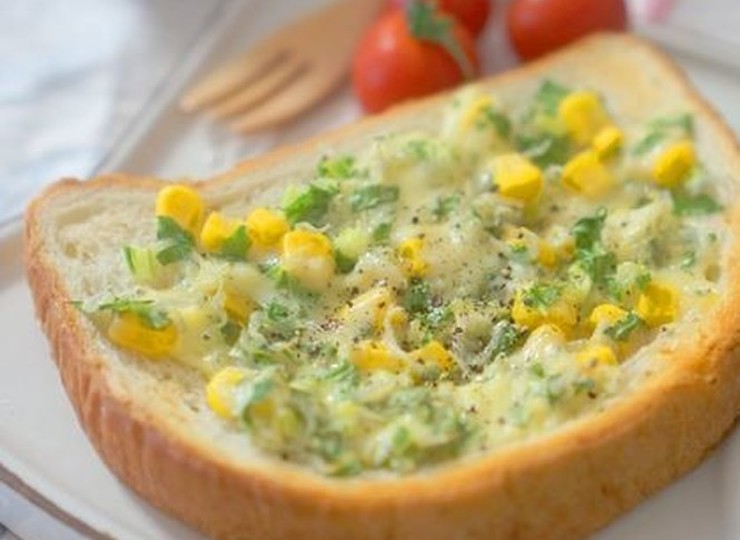 セロリの葉とコーン じゃこのチーズトースト