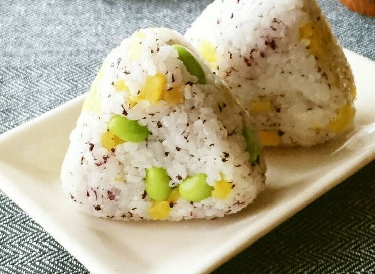 カラフル ゆかりと沢庵と枝豆のおにぎり