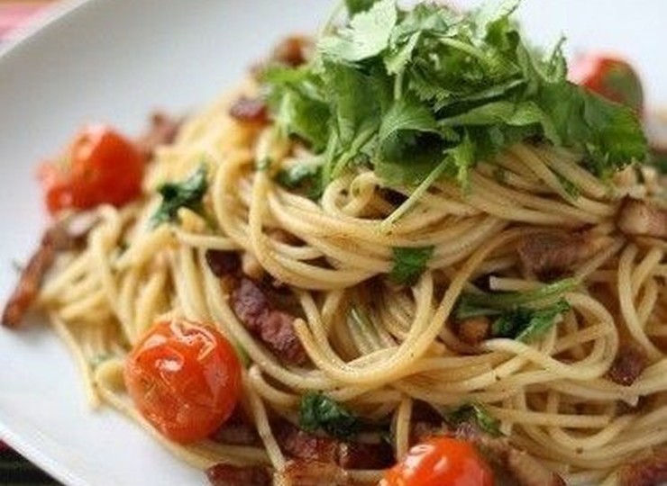 カリカリ豚とパクチーのクミンパスタ