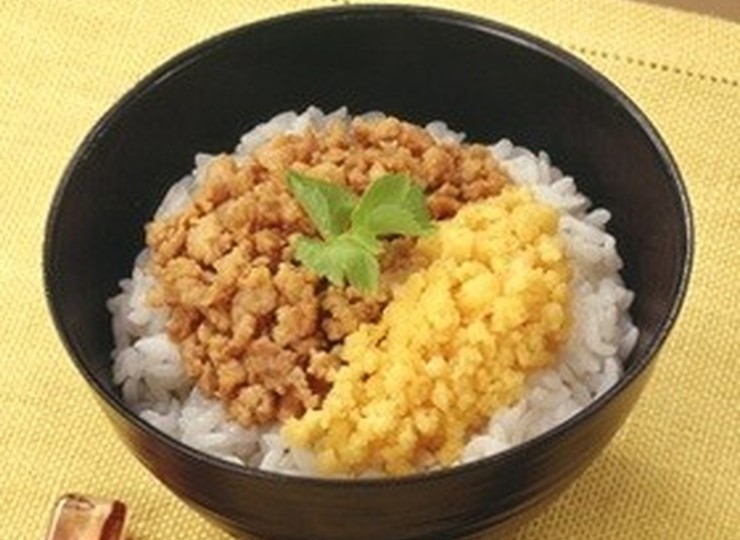 すぐ作れる ２色そぼろ丼