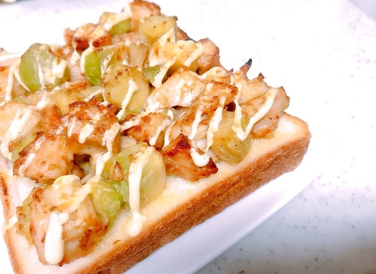 アボカドとサラダチキンのトースト