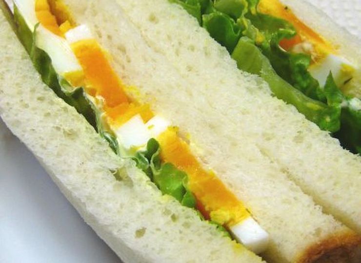 ゆで卵とサラダのサンドイッチ