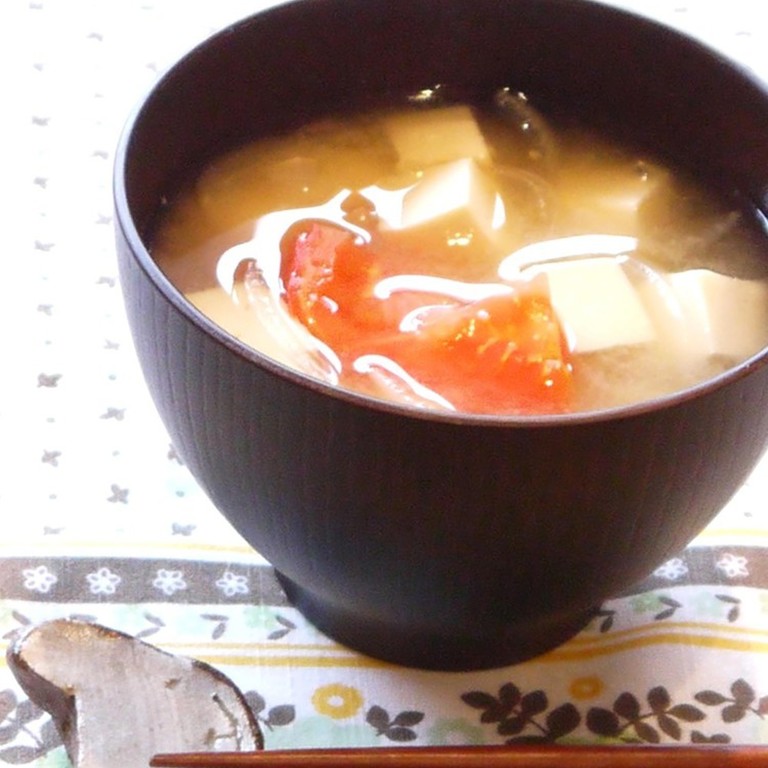栄養満点 トマトと豆腐の味噌汁