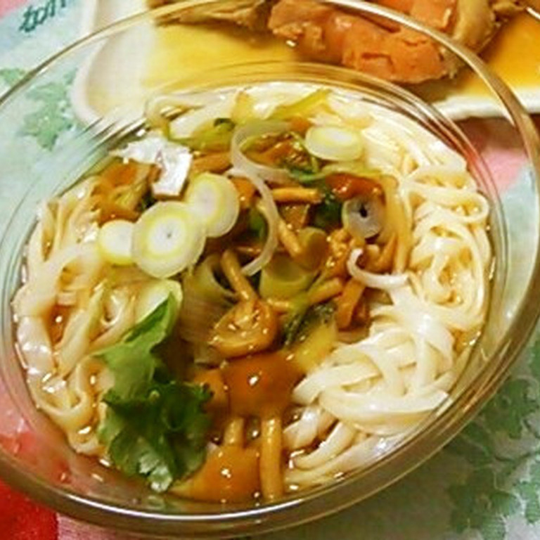 なめこと三つ葉で 冷やし稲庭うどん