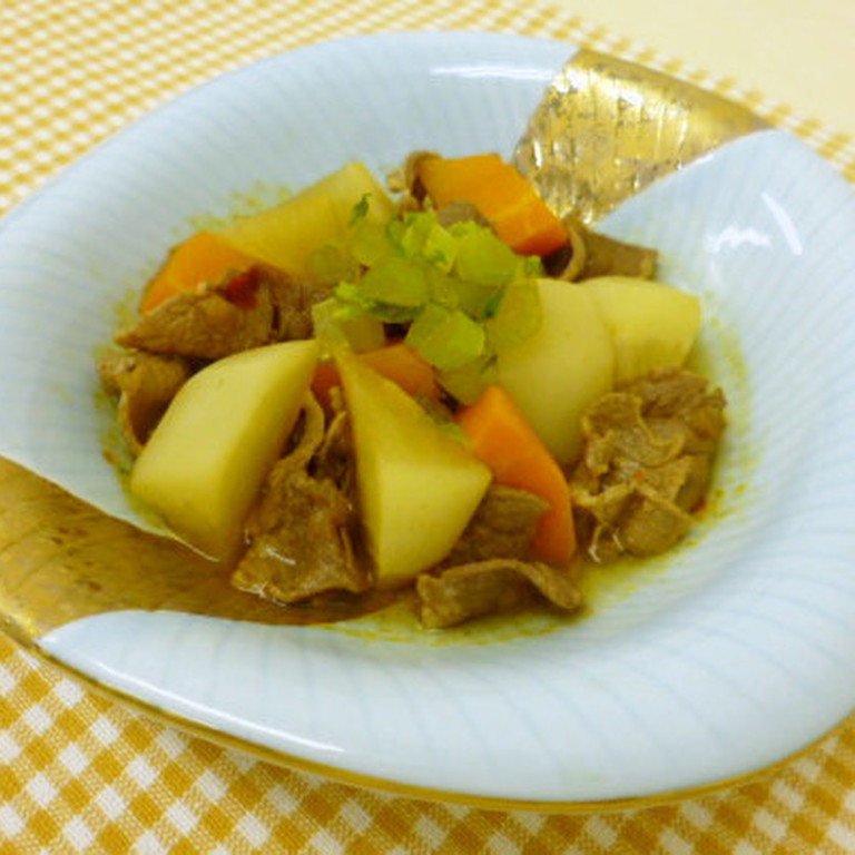 牛肉と根菜類のピリ辛煮込み