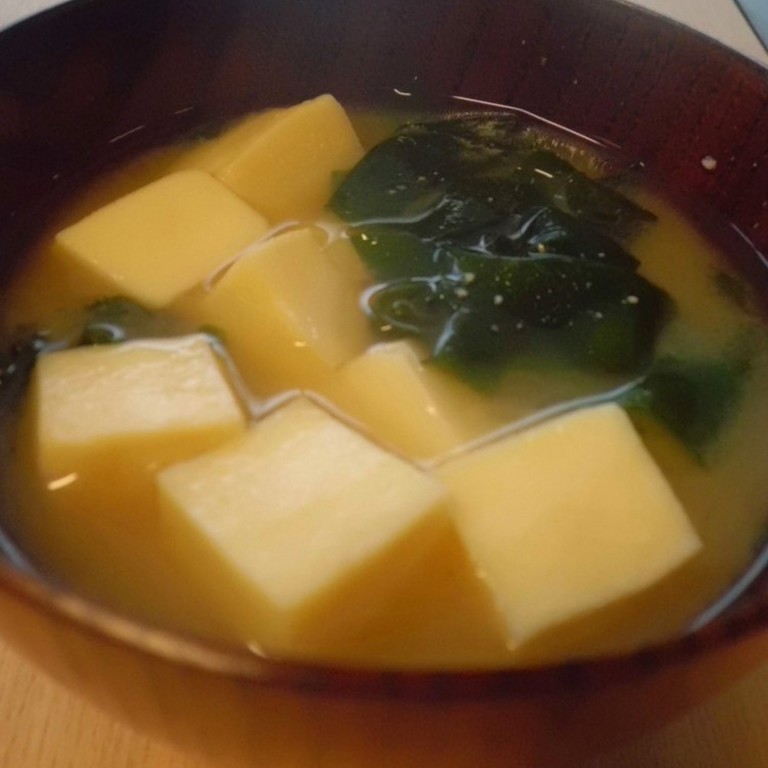 高野豆腐とわかめの味噌汁