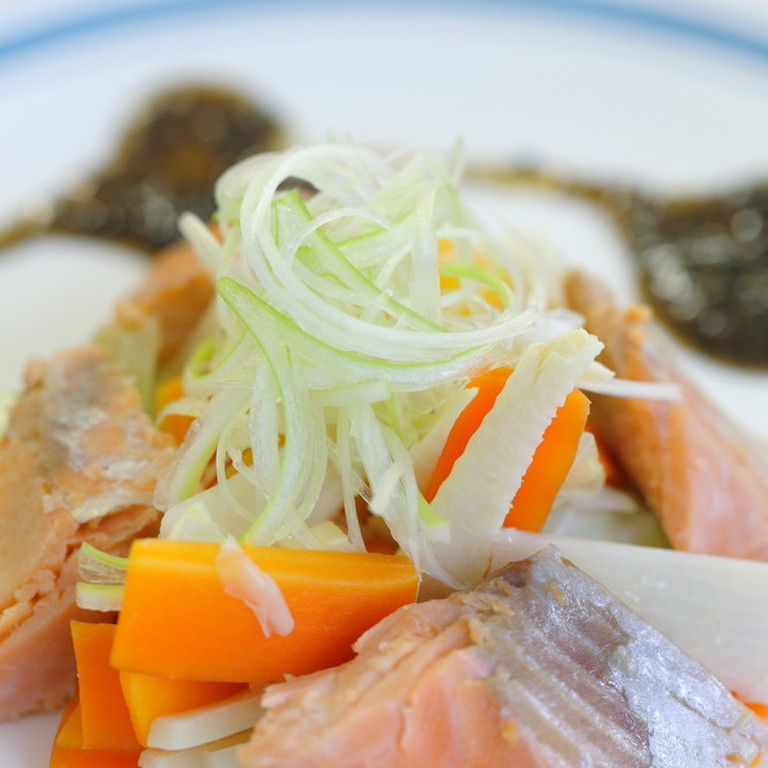 鮭とお野菜の蒸し物 すりごまソースで