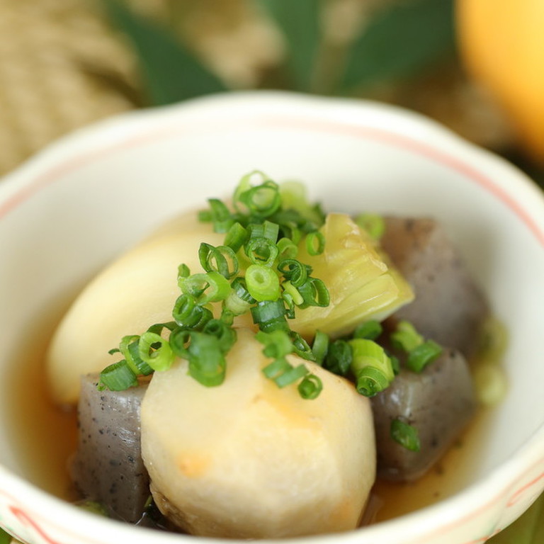 里芋と蒟蒻のやさしいお味の煮物