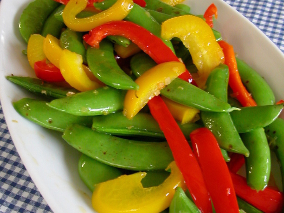 彩り鮮やか スナップえんどうの塩炒め