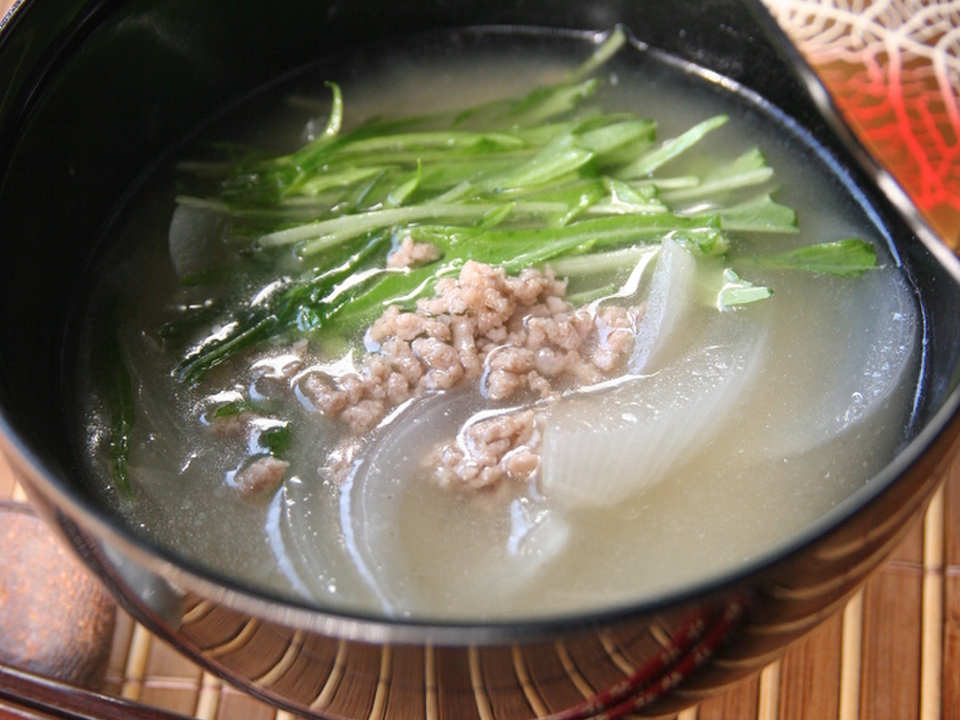 家族に好評 たまねぎと挽き肉の味噌汁