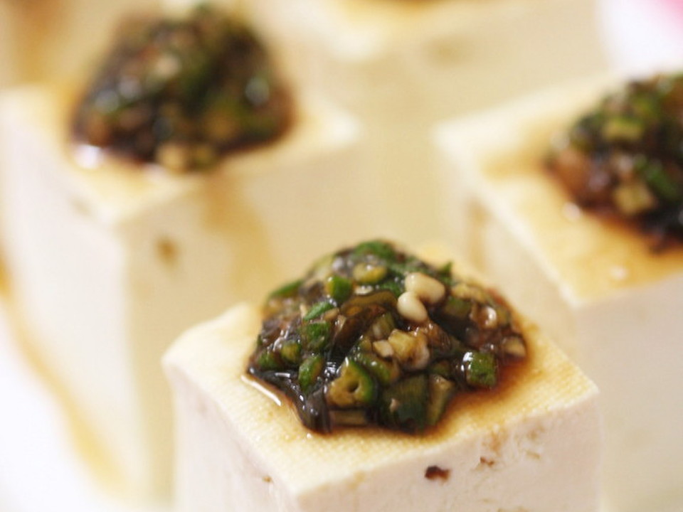 お豆腐に 刻み生オクラと塩昆布のとろねば