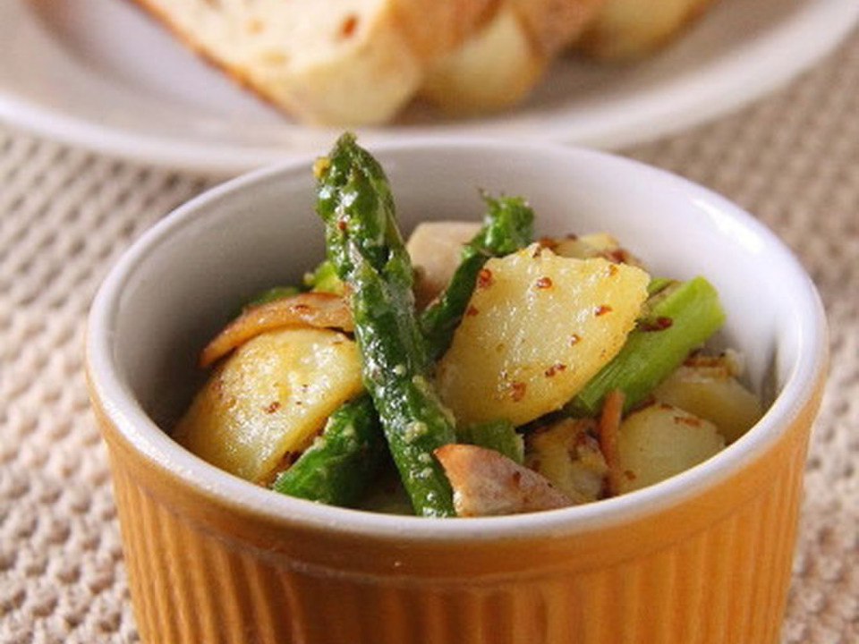 じゃが芋とアスパラの粒マスタード炒め