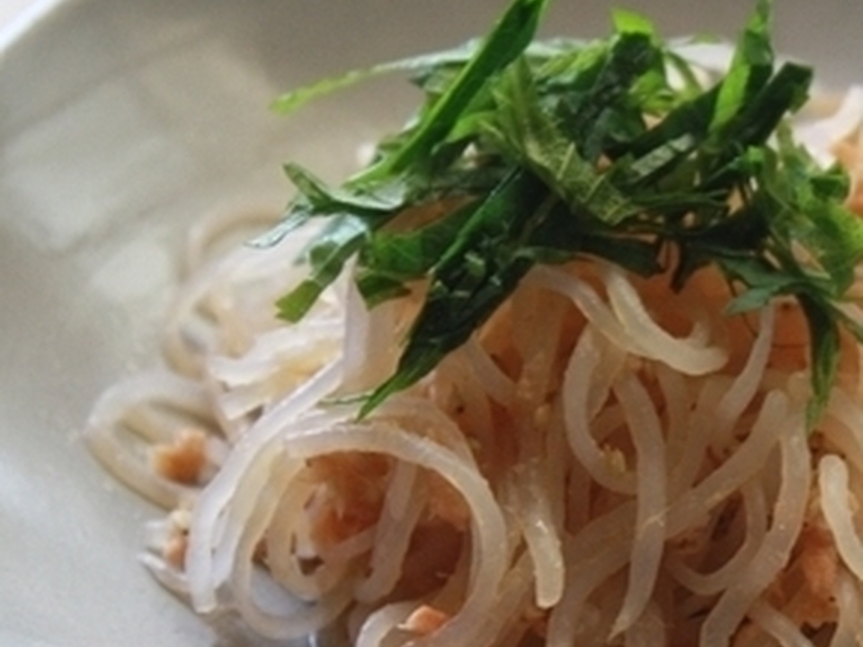 低カロリー 糸コンと鮭の柚子胡椒炒め