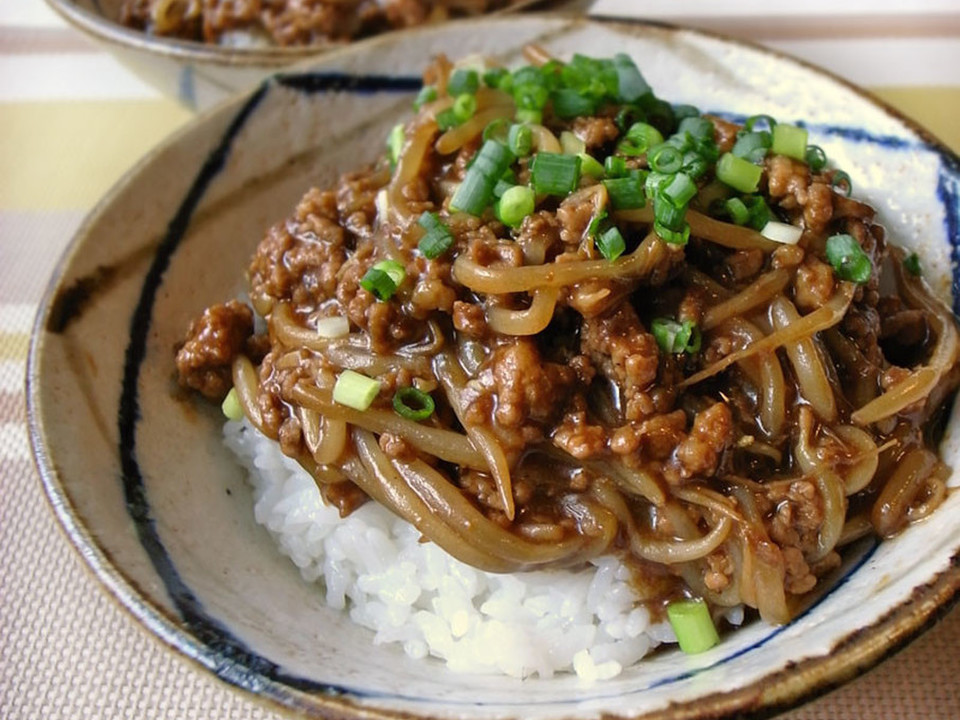 もやしと豚ひき肉のピリ辛味噌丼