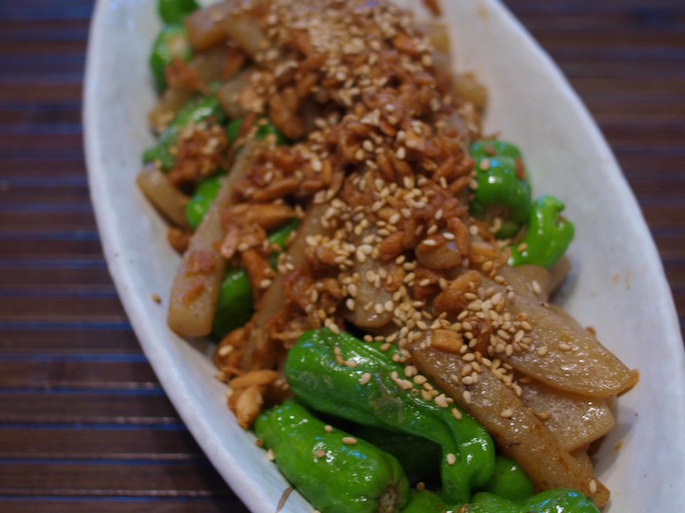 蒟蒻としし唐のおツナそぼろ炒め