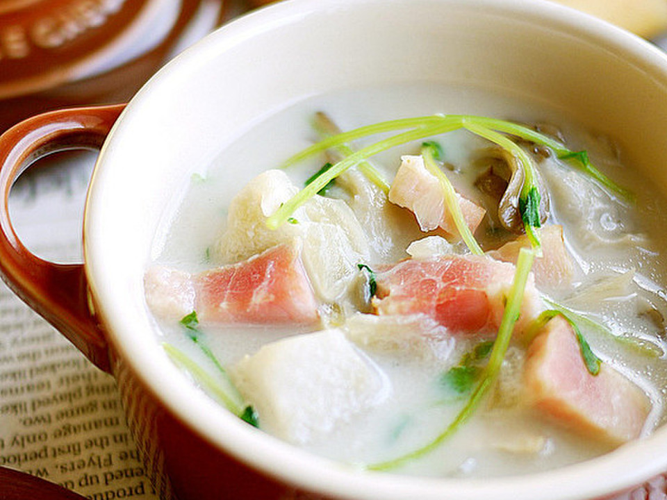豆苗入り舞茸と里芋の味噌ミルクスープ