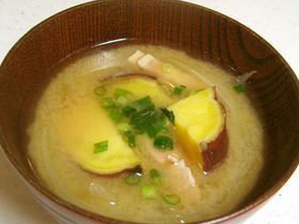さつまいも 玉ねぎとベーコンのお味噌汁