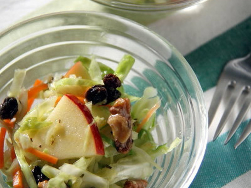 キャベツとりんごのくるみレーズンサラダ
