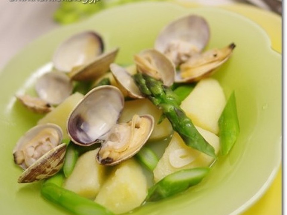 粉ふき芋とアスパラガス あさりワイン蒸しソース