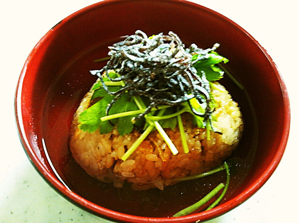 塩昆布と焼きおにぎりのだし茶漬け