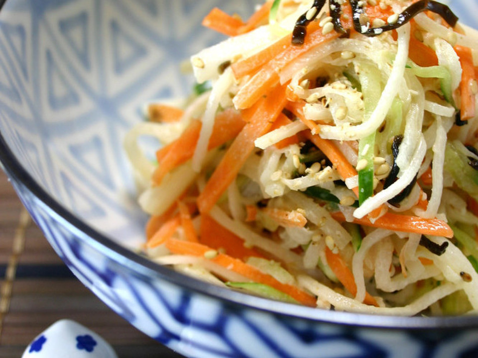 歯ごたえ楽しい 大根と胡瓜と人参のサラダ