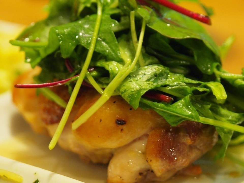 鶏肉のソテー ハーブサラダのせ