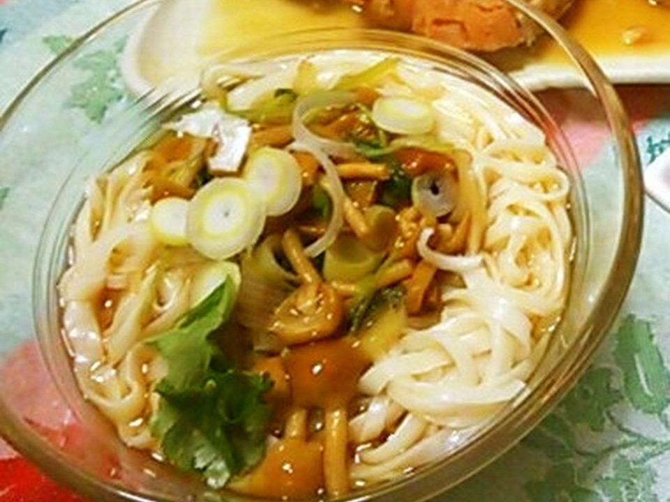 なめこと三つ葉で 冷やし稲庭うどん