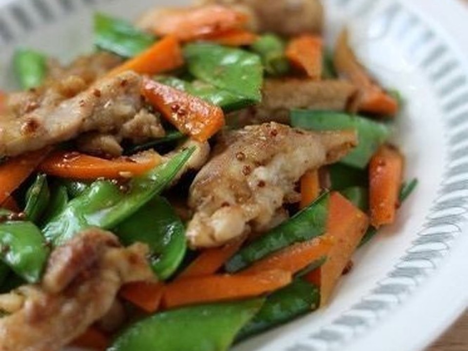 鶏肉と絹さやのハニーマスタード炒め