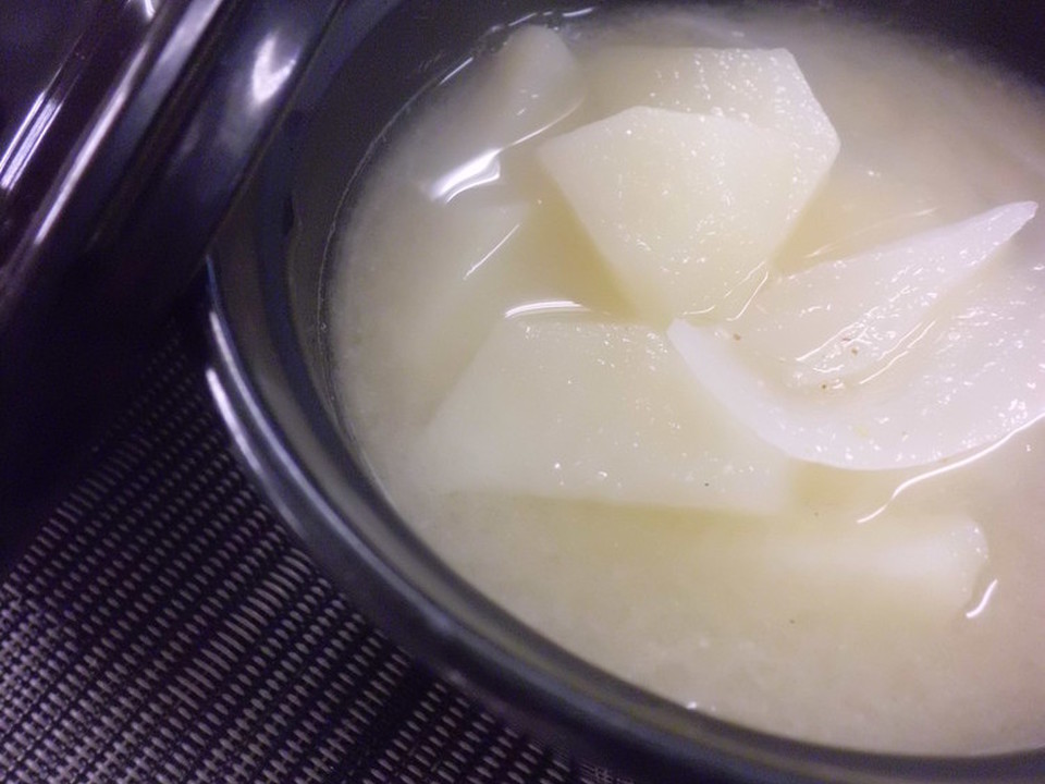 玉ねぎとじゃがいもの味噌汁