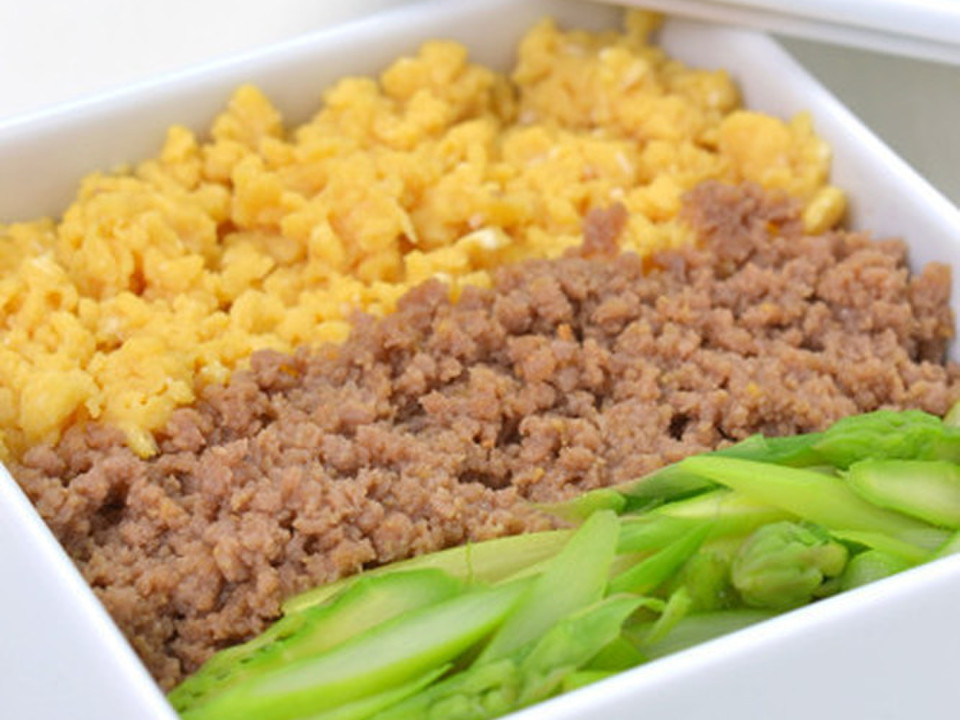 豚そぼろ・卵・アスパラの三色丼