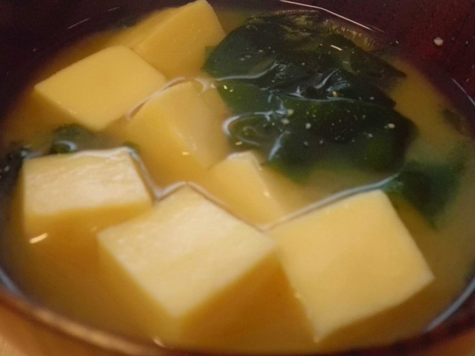 高野豆腐とわかめの味噌汁