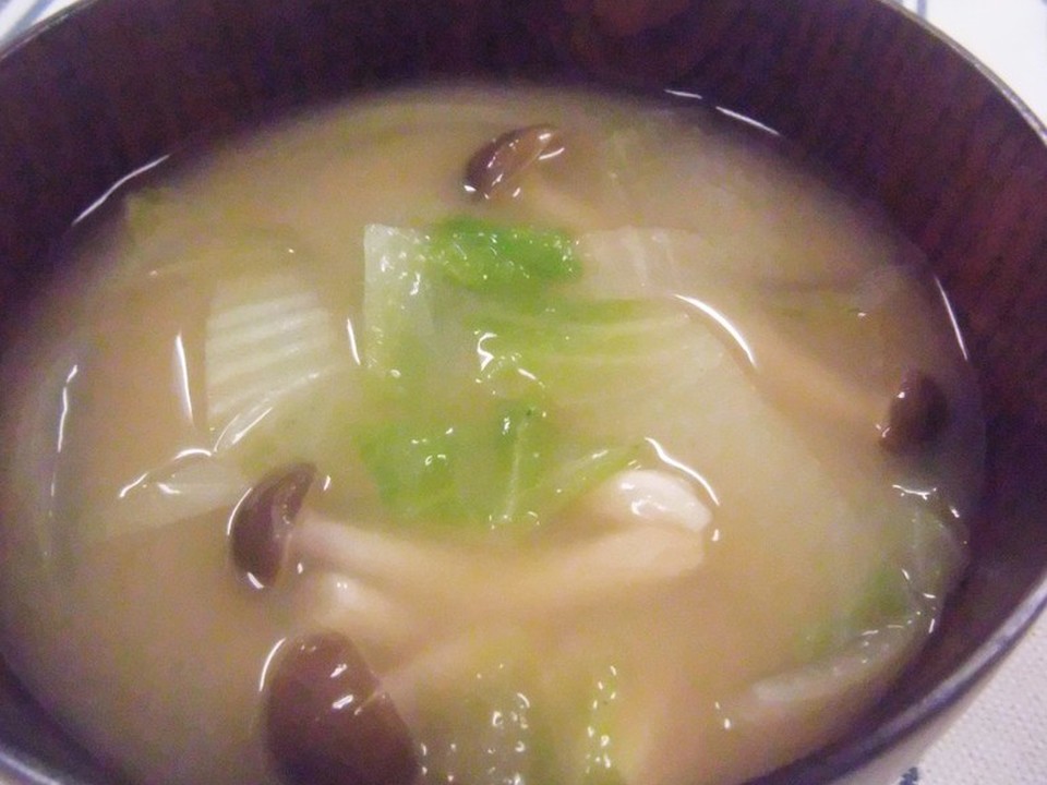 白菜と玉葱とシメジの味噌汁