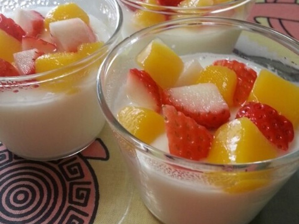 いちごと桃の牛乳プリン
