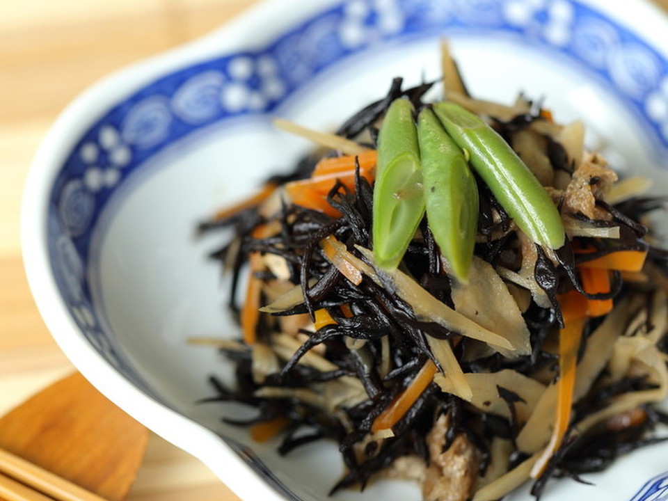 食物繊維たっぷりのごぼうとひじきの煮物