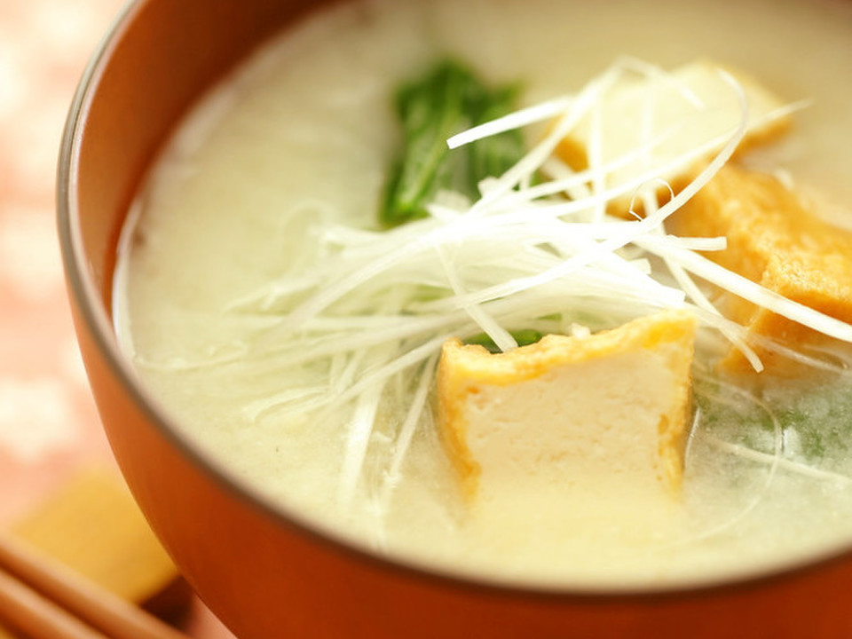 生揚げとチンゲンサイの味噌汁