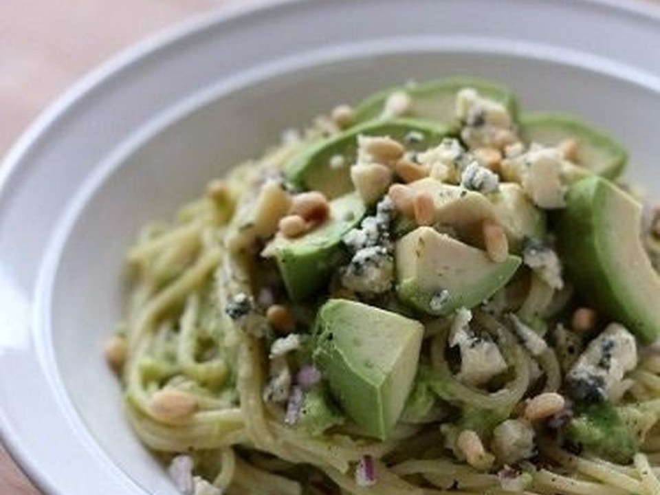 ブルーチーズと松の実のアボカドパスタ