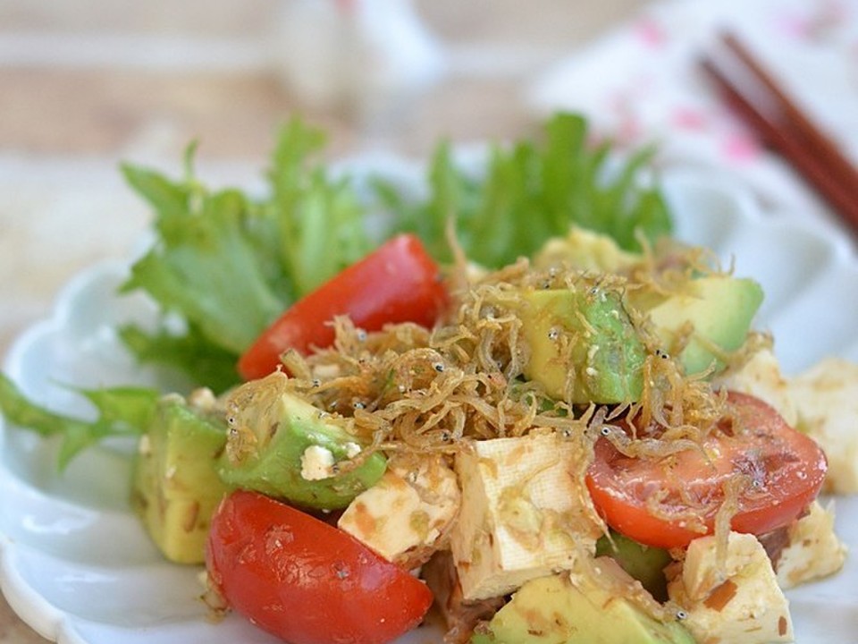 アボカドと豆腐の香ばしいサラダ