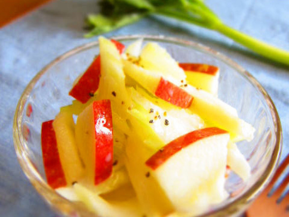 セロリとりんごの蜂蜜レモンサラダ